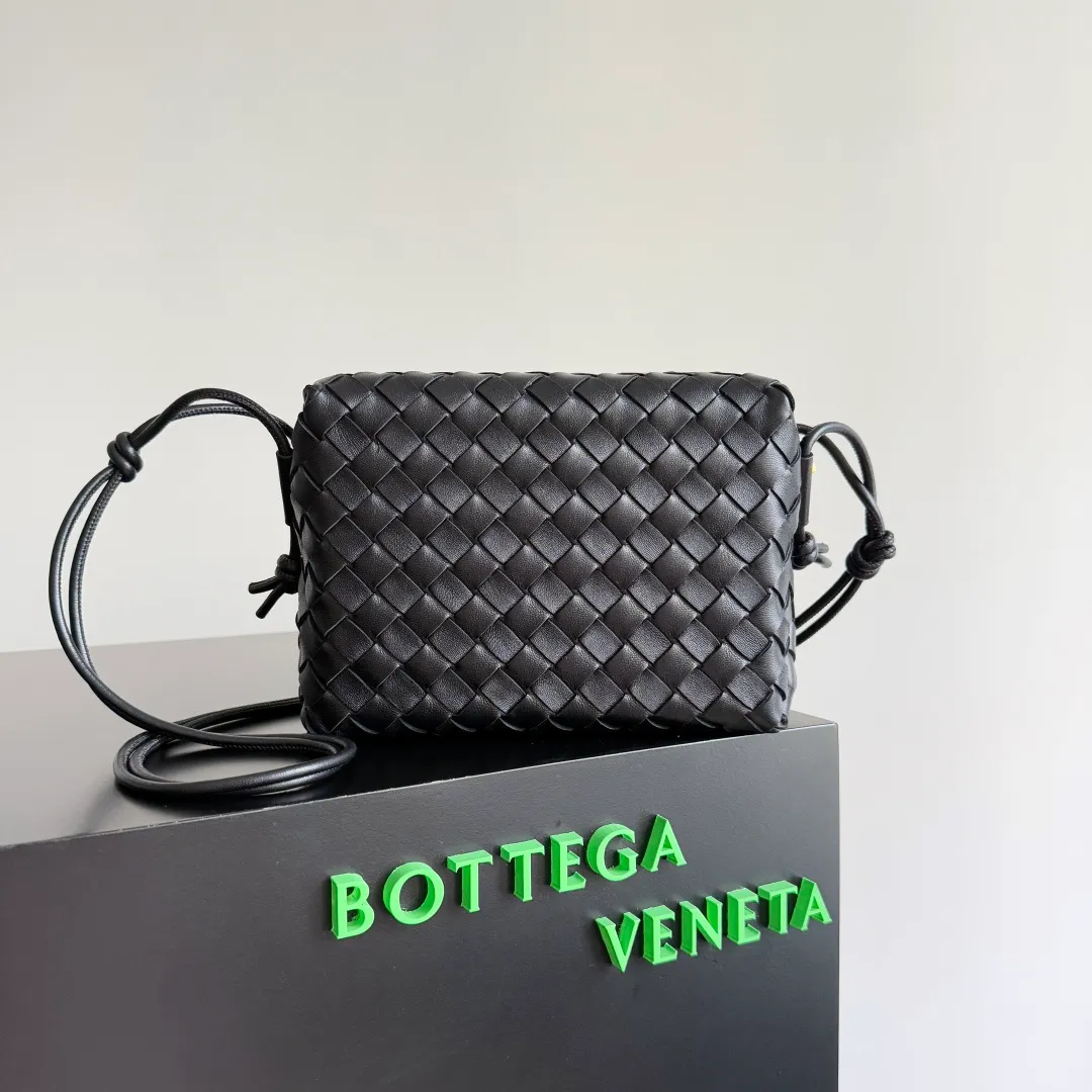 Batch 1260 𝗕𝗼𝘁𝘁𝗲𝗴𝗮 𝗩𝗲𝗻𝗲𝘁𝗮———— The latest version of the loop camera bag💥 at BV’s King of Cost-Effectiveness counter, large woven texture➕As always, ultra-high-quality lambskin, with zippers and adjustable drawstrings, it is especially suitable for the belly💫It can hold anything, and it is very light in weight, suitable for🈴️girls of all ages, size: 22*15*8cm, style number: 680255